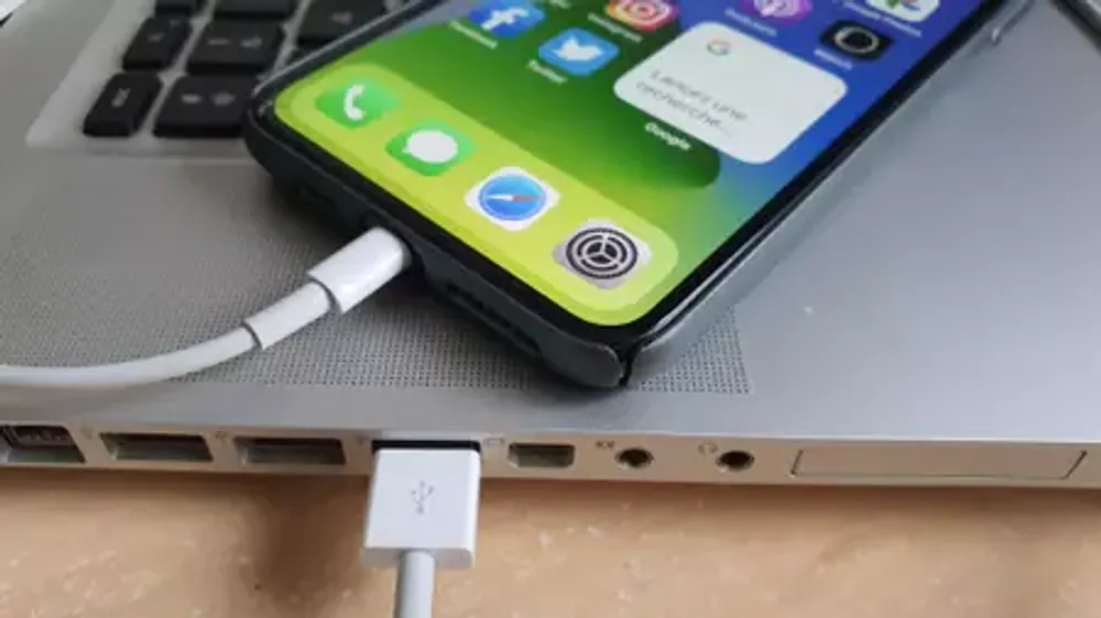 transférer photos iPhone vers Mac avec USB transfert-photo-iphone-vers-macbook-avec-usb.webp